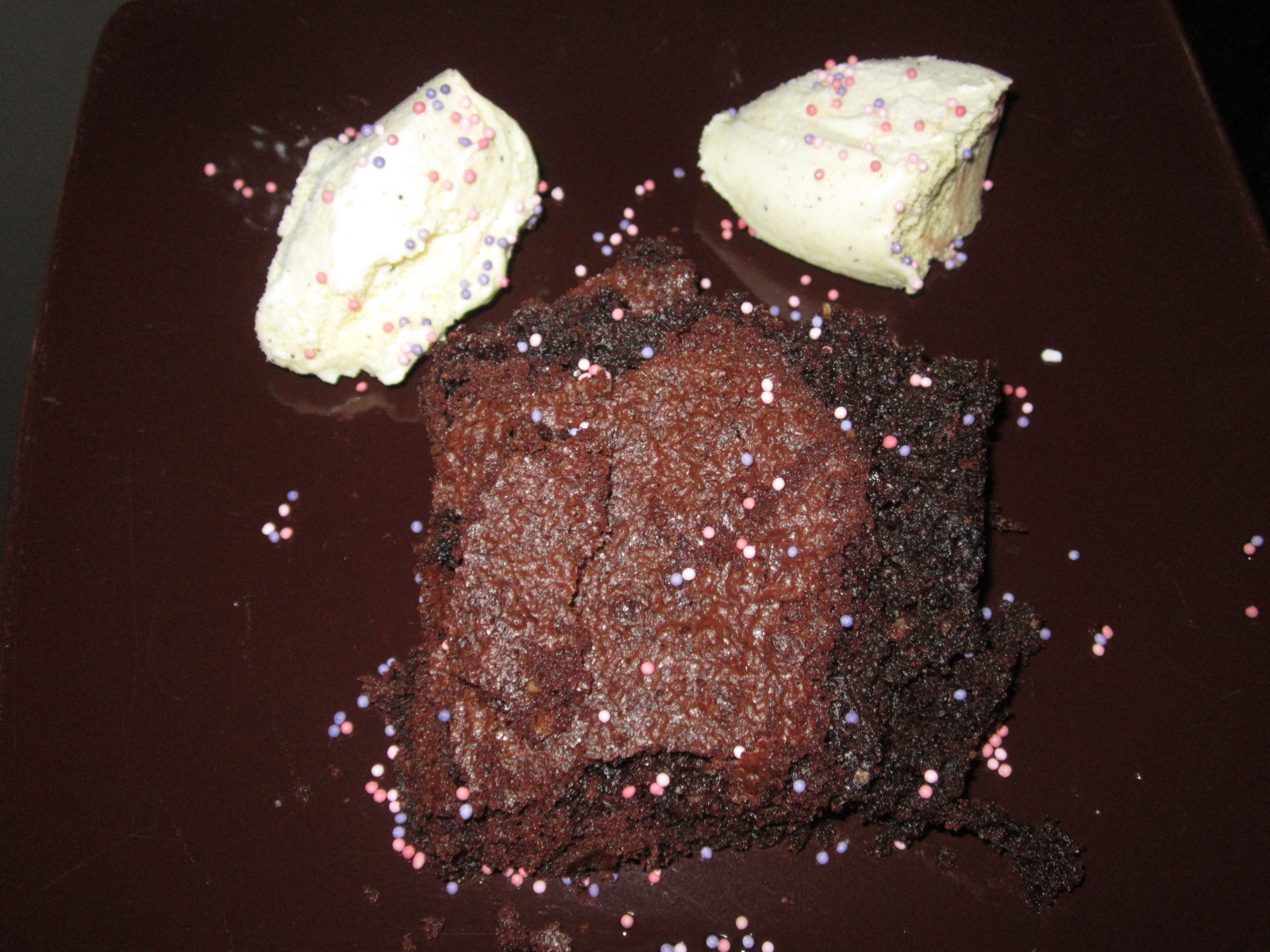 Brownie à la noisette et boule de glace à la vanille